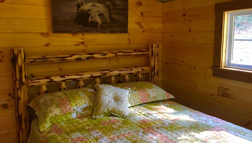 Riverside Log Cabin - Bedroom