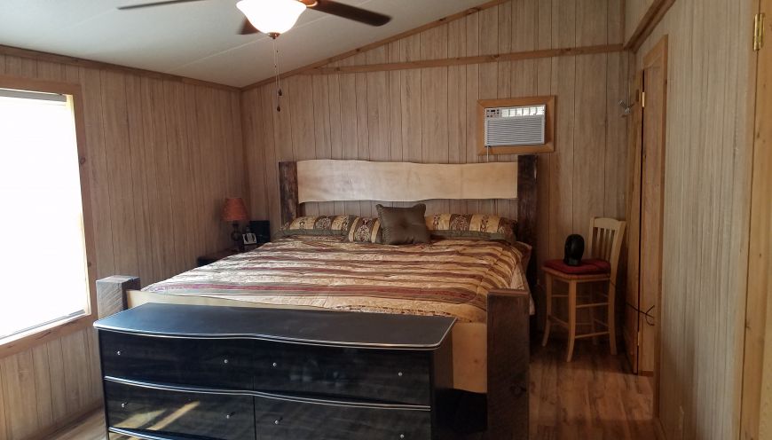 Sandstone Log Cabin - Bedroom