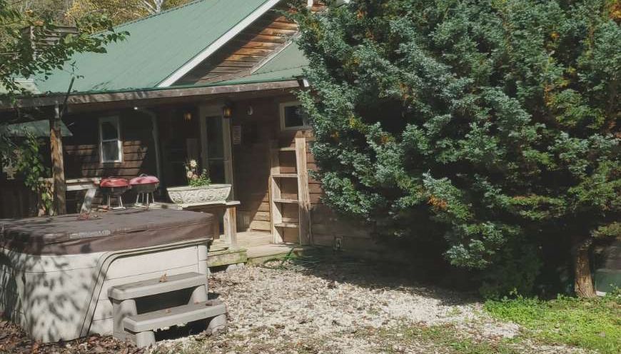 Radnor Hollow Lodge -Lodge Hot Tube 02
