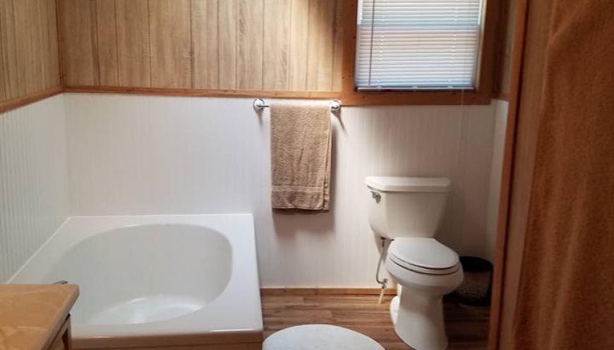 Sandstone Log Cabin - Bathroom