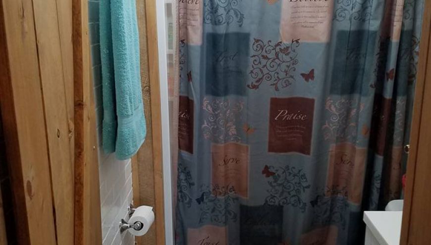 Sandstone Log Cabin - Bathroom